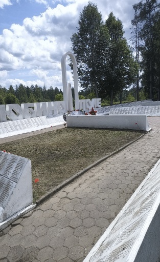 Воинское кладбище, где похоронены воины Советской Армии, погибшие в период Великой Отечественной войны 1941-1945 гг. в боях с немецко-фашистскими захватчиками